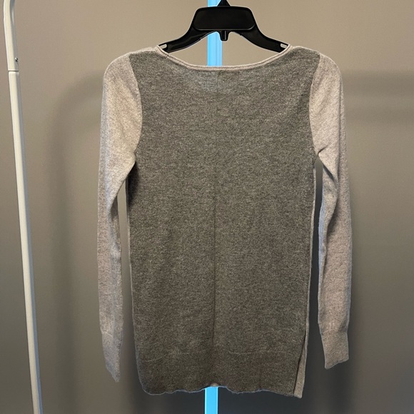 ❌SOLD❌ Club Monaco 100% cashmere sweater. XS. Gently worn in perfect condition. - Picture 2 of 3